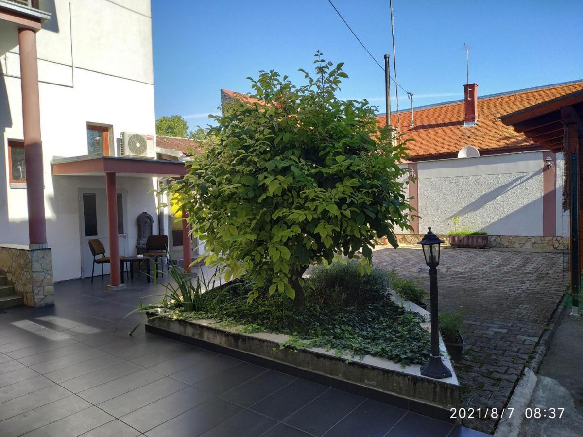 Apartman Tia Осиек Экстерьер фото